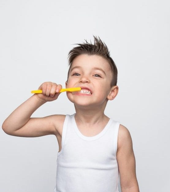 Menino escova dente Menino escova dente