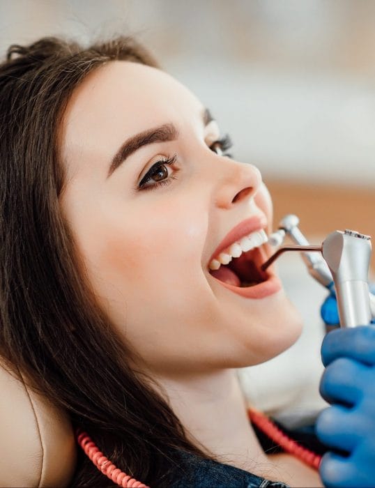 Mulher fazendo limpeza nos dentes. Mulher fazendo limpeza nos dentes.